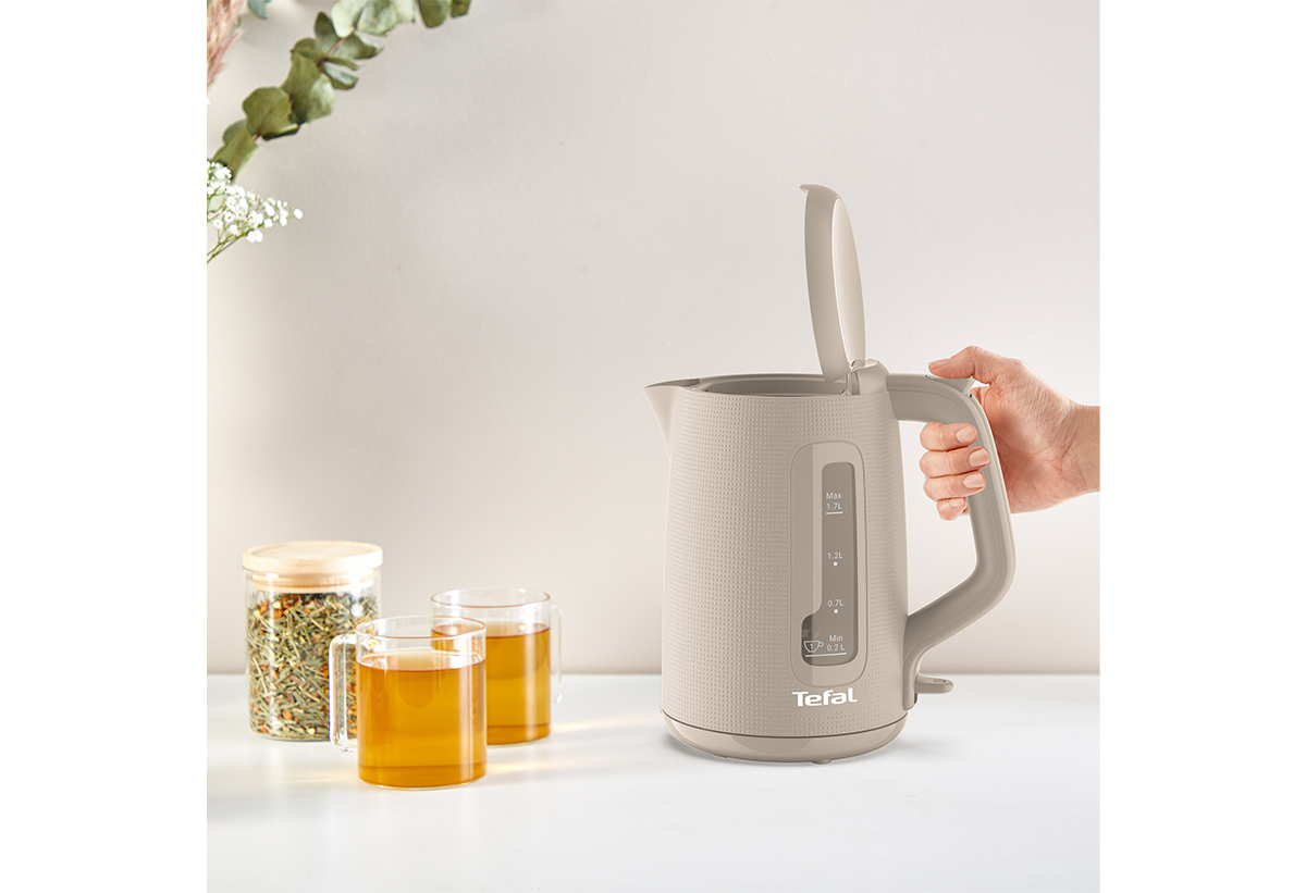 Απεικονίζεται ο βραστήρας με το καπάκι του ανοιχτό.